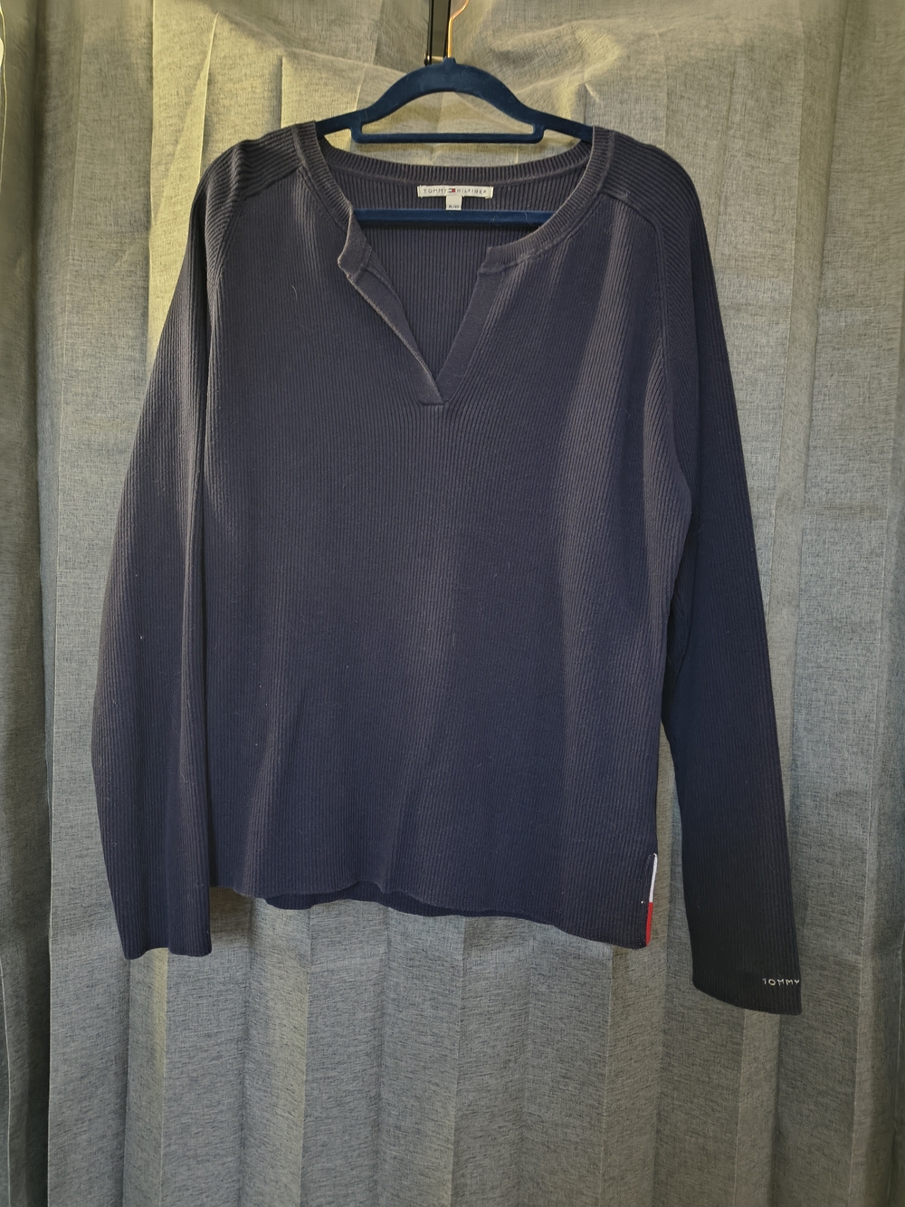 Women's Vintage Tommy Hilfiger Navy Long-Sleeve Ribbed V-Notch Sweater